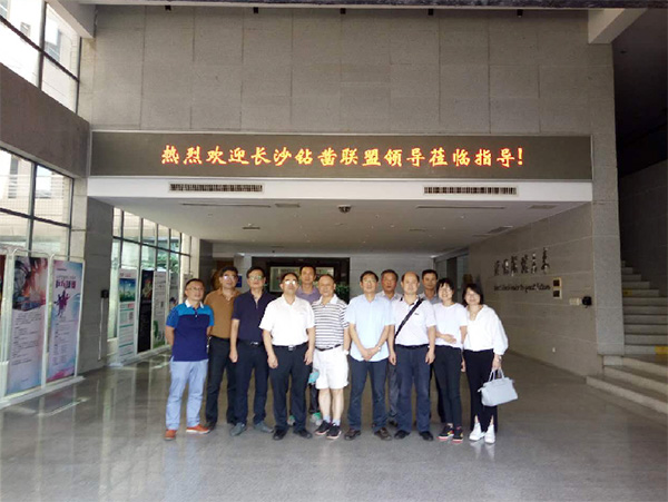 2017年钻凿产业发展峰会在江南网页版智能顺利召开