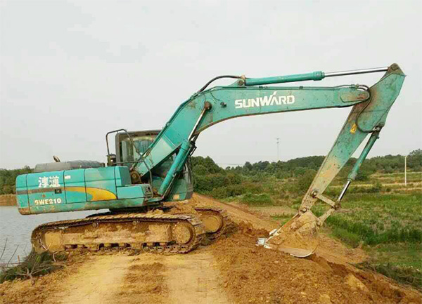 抗洪英雄显身手，江南网页版智能系列挖掘机奔赴抗洪一线