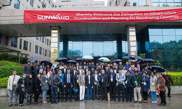 “一带一路”国家代表团到访江南网页版智能，感受“大开眼界”