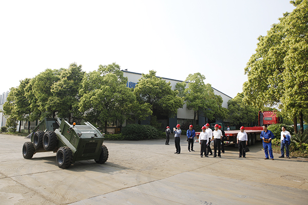 湖南省经信委党组副书记、副主任李志坚到江南网页版智能现场办公