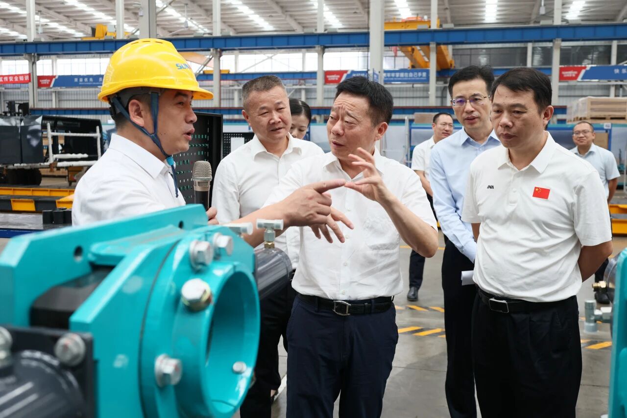 湖南省政协副主席、省工程机械产业链链长何寄华调研江南网页版智能