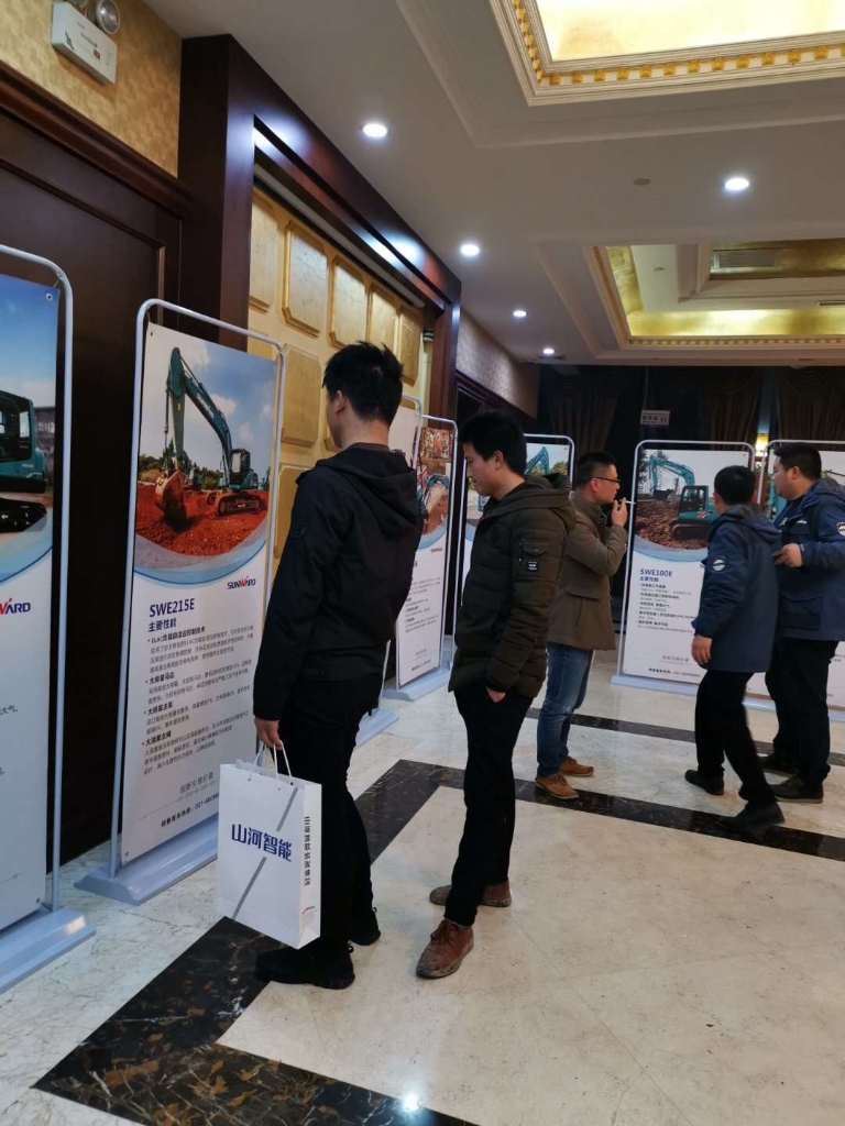 订货会场锦旗飘飘，客户称买挖机就买江南网页版智能