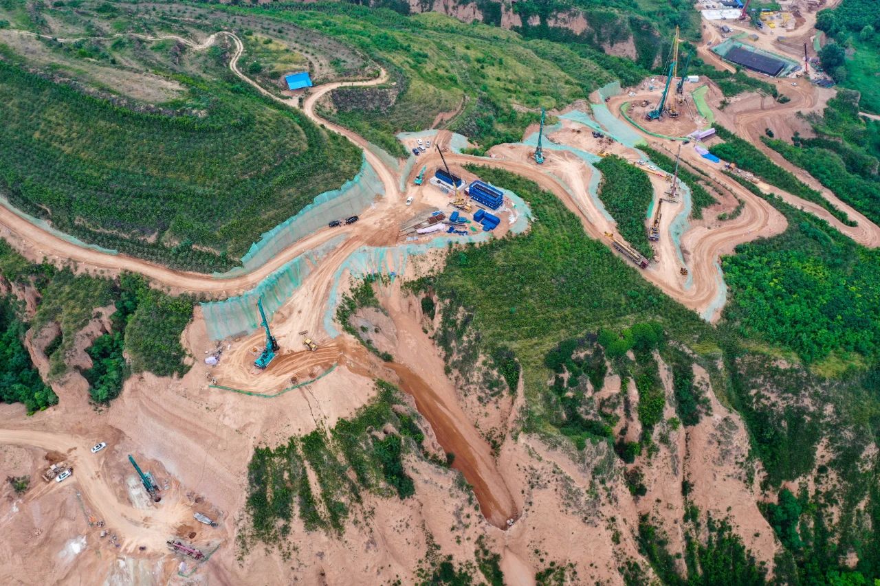 天堑施工，玉皇阁二号特大桥桩基主力军是江南网页版智能旋挖钻机 | 百年风华筑锦绣江南网页版（3）