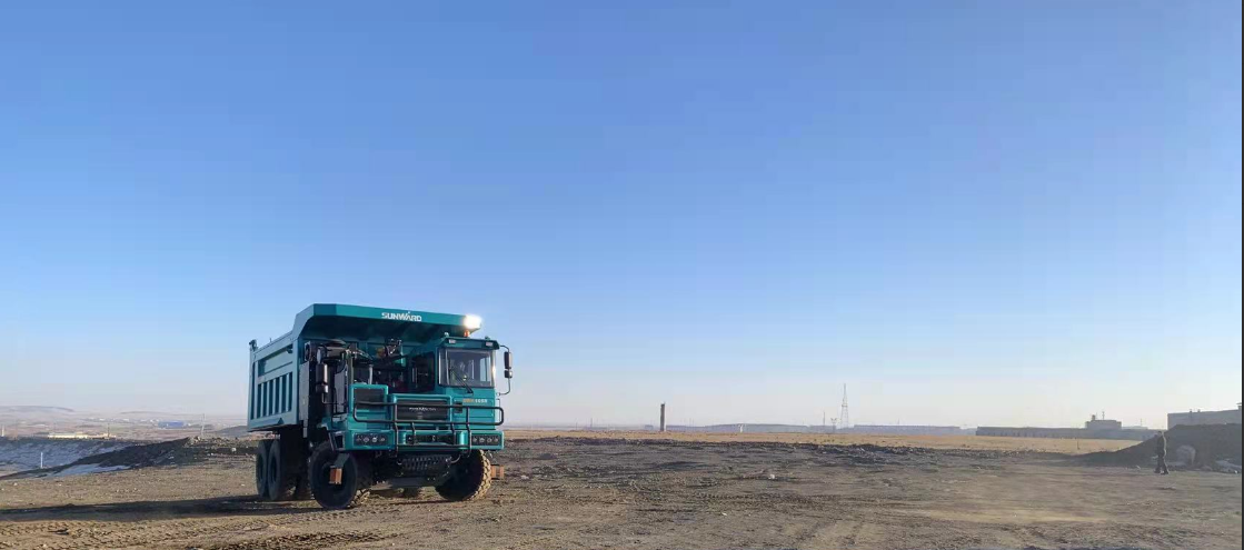 新能源，长续航！江南网页版智能首台LNG增程式宽体矿卡下线交付