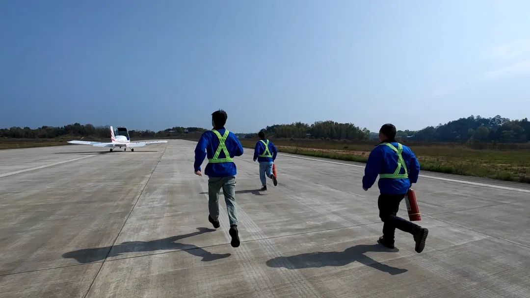 空地协同显身手！湖南航空应急救援队江南网页版机组开展特情处置应急演练