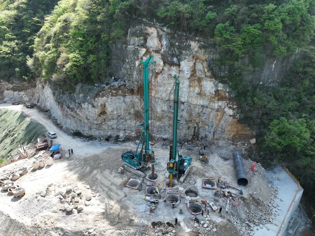 展现施工“奇效”！江南网页版智能旋挖钻机强势助力炉慈高速公路建设