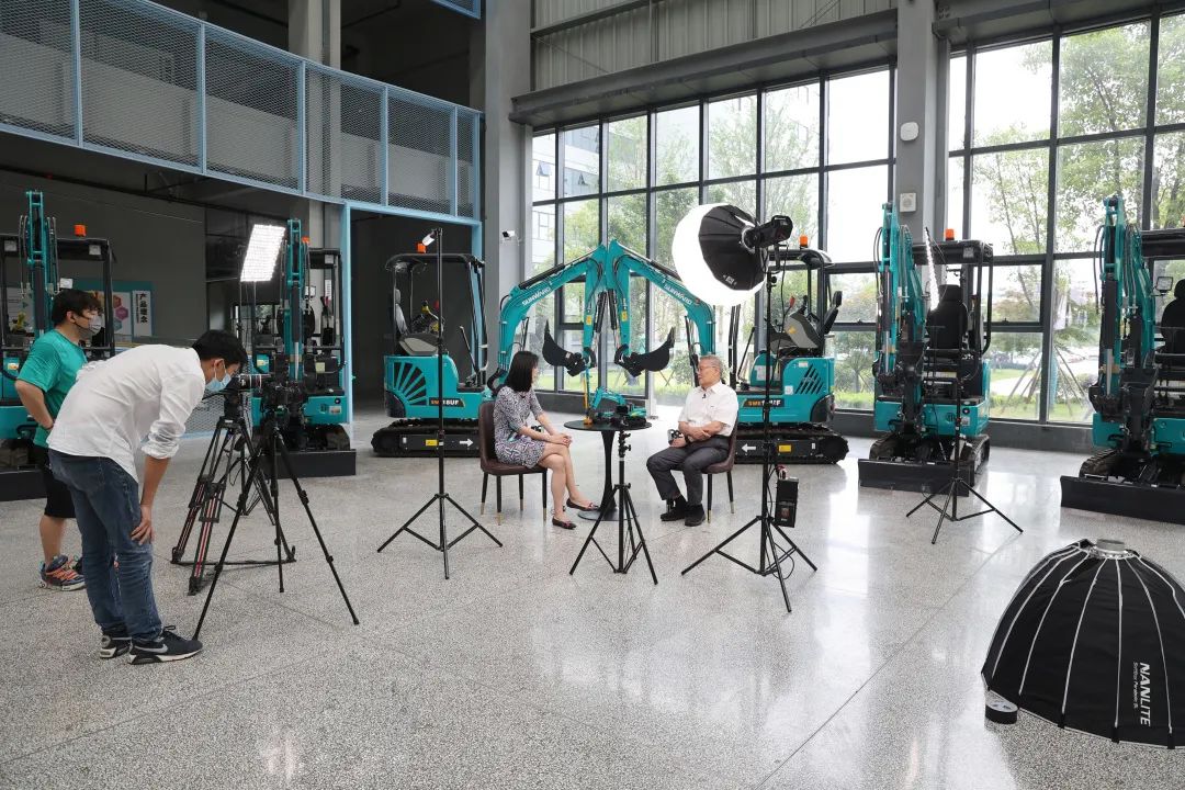 CGTN探厂！专访江南网页版智能董事长、首席专家何清华花絮来了