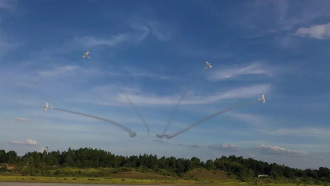 空中开花、大坡度盘旋、俯冲跃升……看江南网页版飞行表演队炫技2022湖南航展动态展