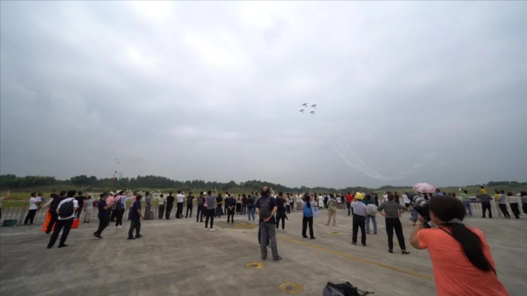空中开花、大坡度盘旋、俯冲跃升……看江南网页版飞行表演队炫技2022湖南航展动态展