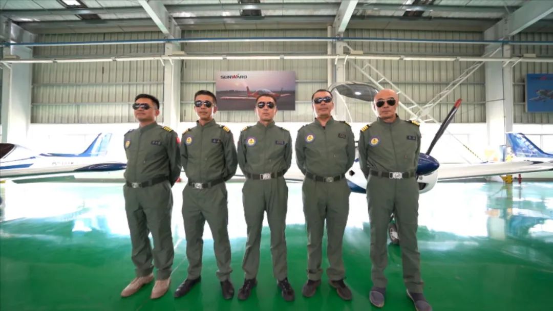 空中开花、大坡度盘旋、俯冲跃升……看江南网页版飞行表演队炫技2022湖南航展动态展