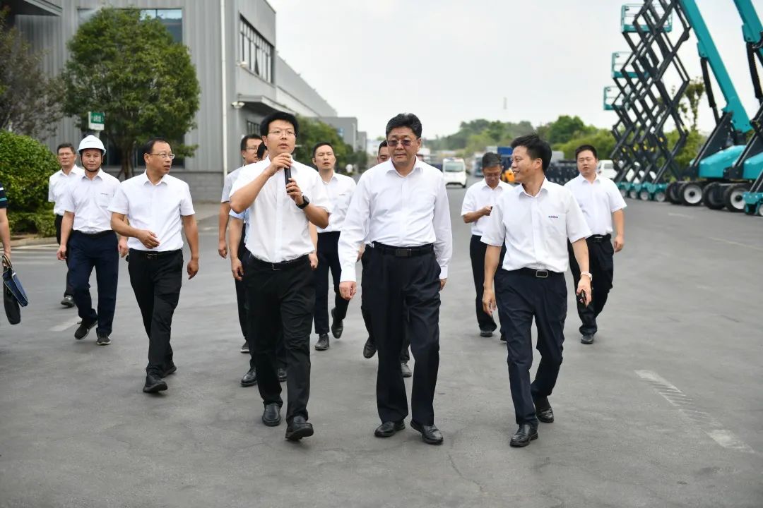 国家应急管理部郭治武局长一行考察江南网页版智能无人化应急救援装备