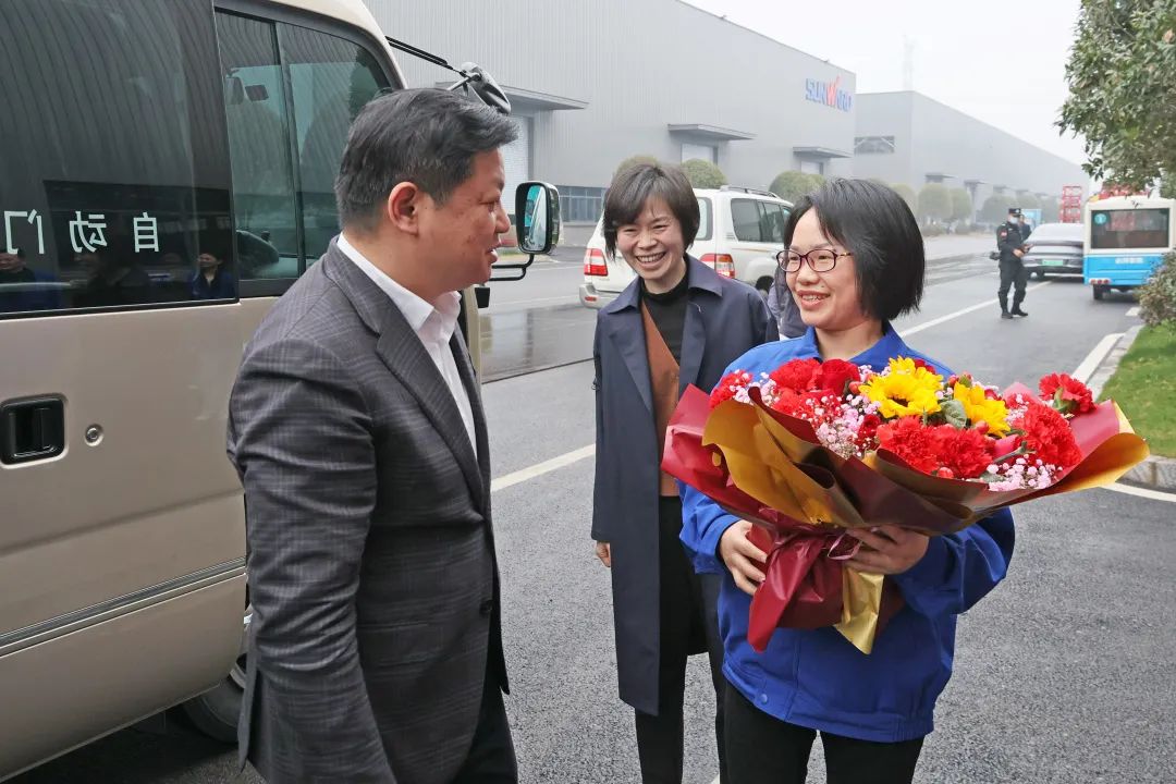 付旭明慰问江南网页版智能市三八红旗手并督导安全生产工作