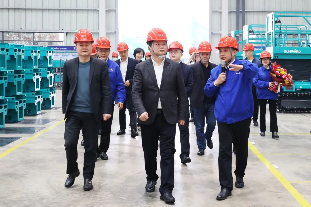 付旭明慰问江南网页版智能市三八红旗手并督导安全生产工作