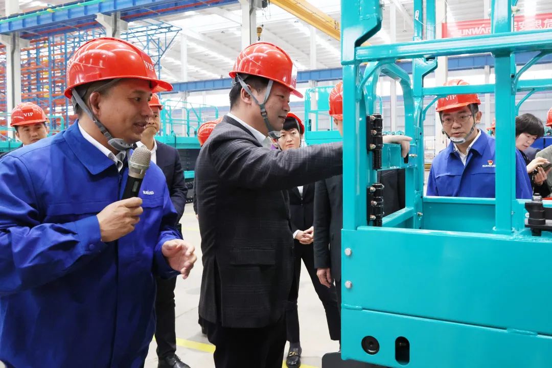 付旭明慰问江南网页版智能市三八红旗手并督导安全生产工作