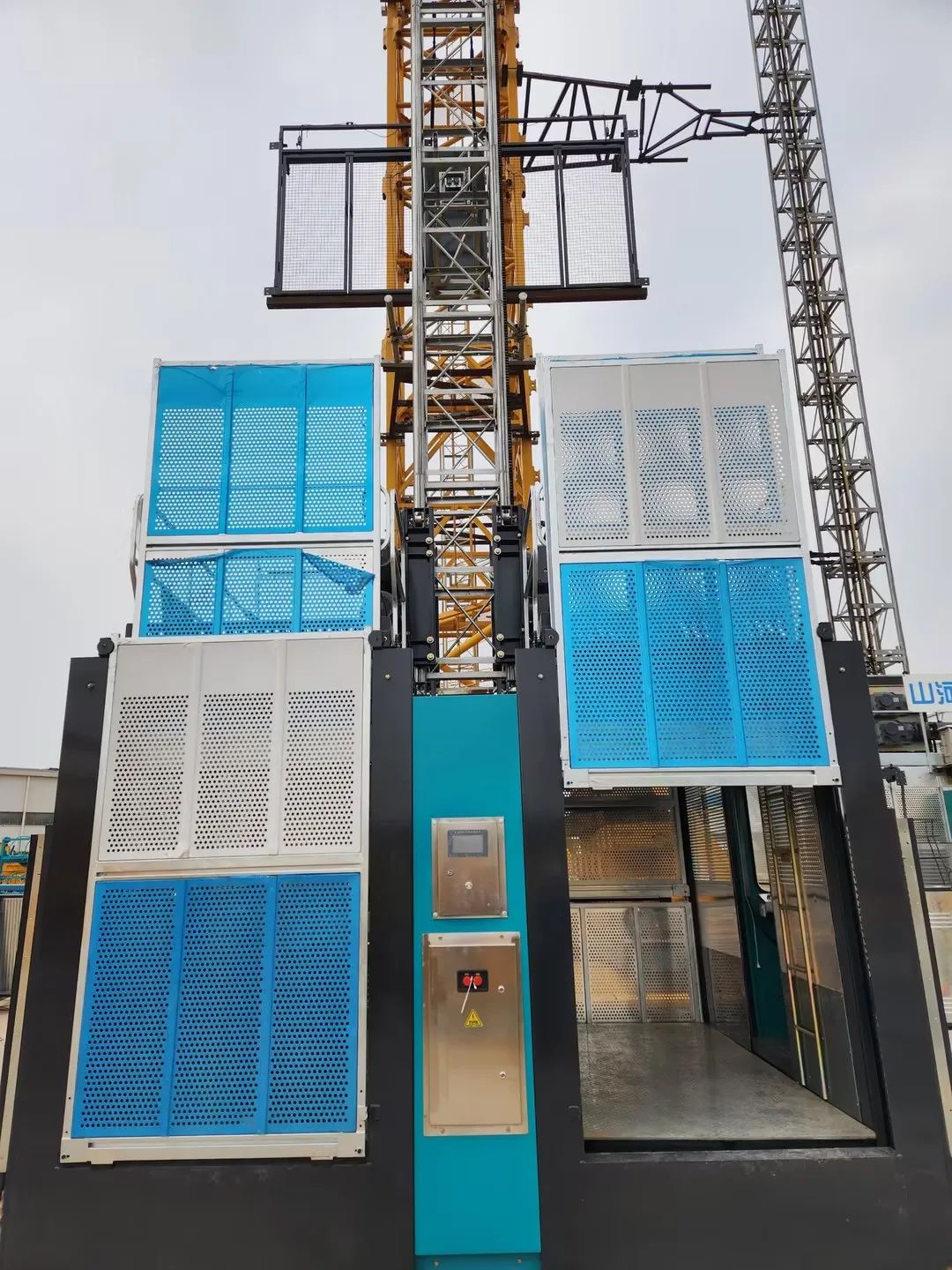 科技显能、再添新品！江南网页版江麓智能施工升降机成功下线