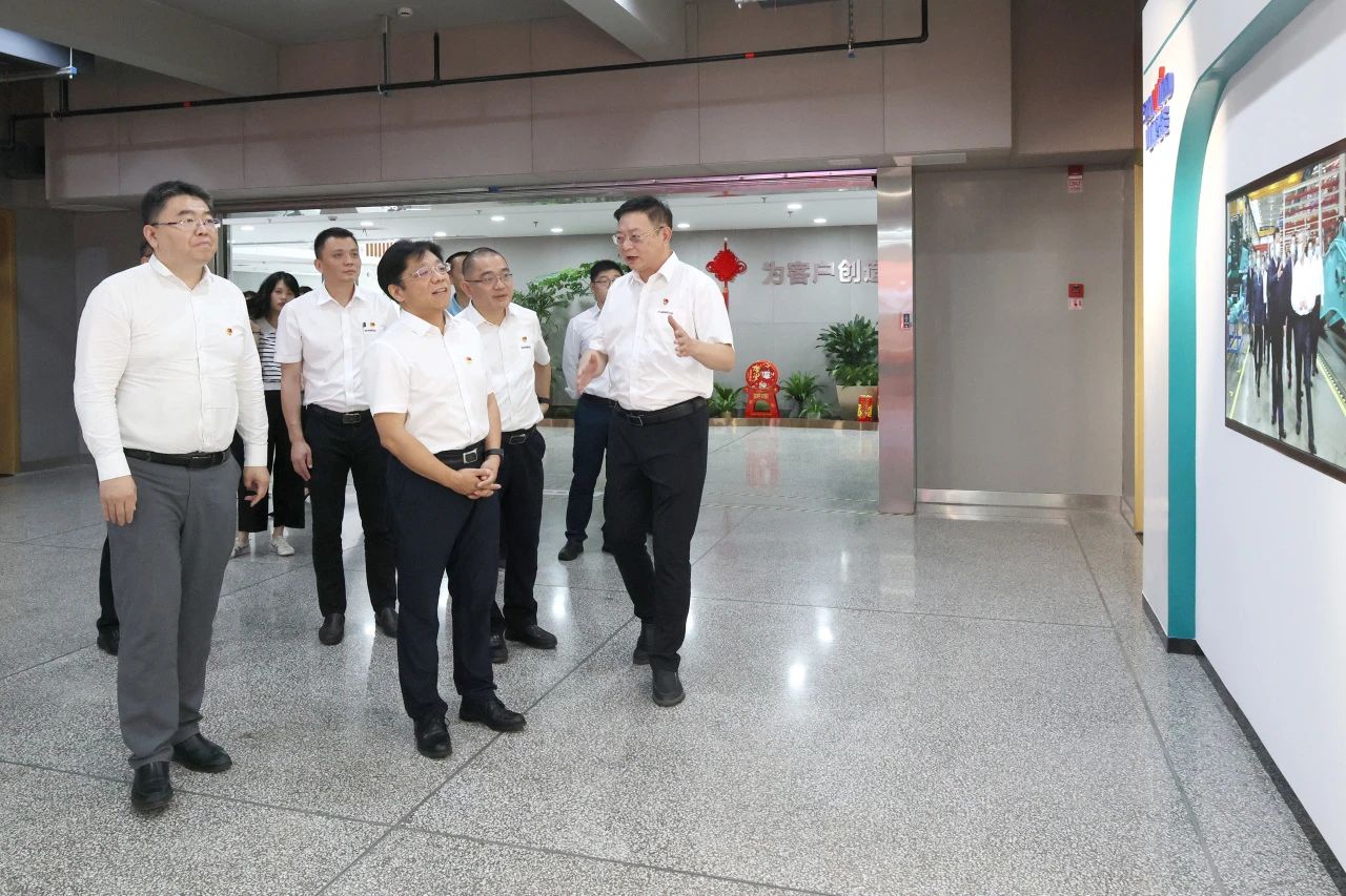 中国进出口银行总行党委委员、副行长李钧一行调研江南网页版智能