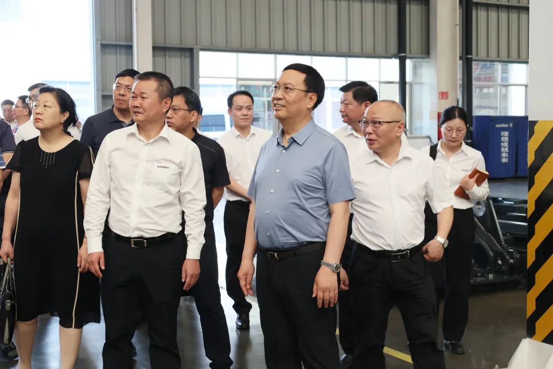 中宣部社科领域专家学者到江南网页版智能调研高质量发展