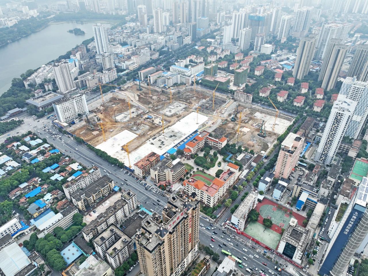 “绿巨人”显神威！江南网页版智能引孔式静力压桩机助建“绿城”南宁民生项目