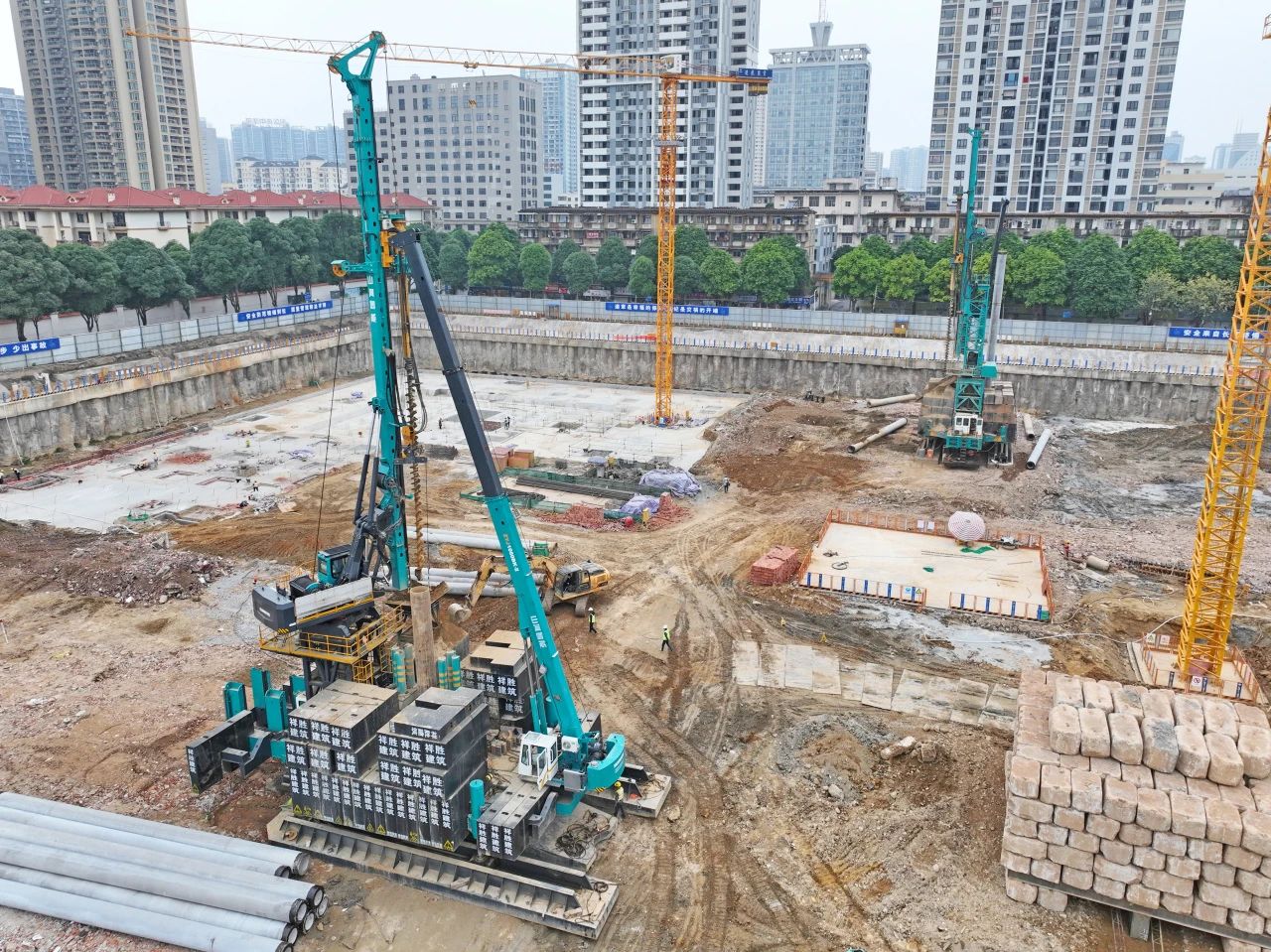 “绿巨人”显神威！江南网页版智能引孔式静力压桩机助建“绿城”南宁民生项目