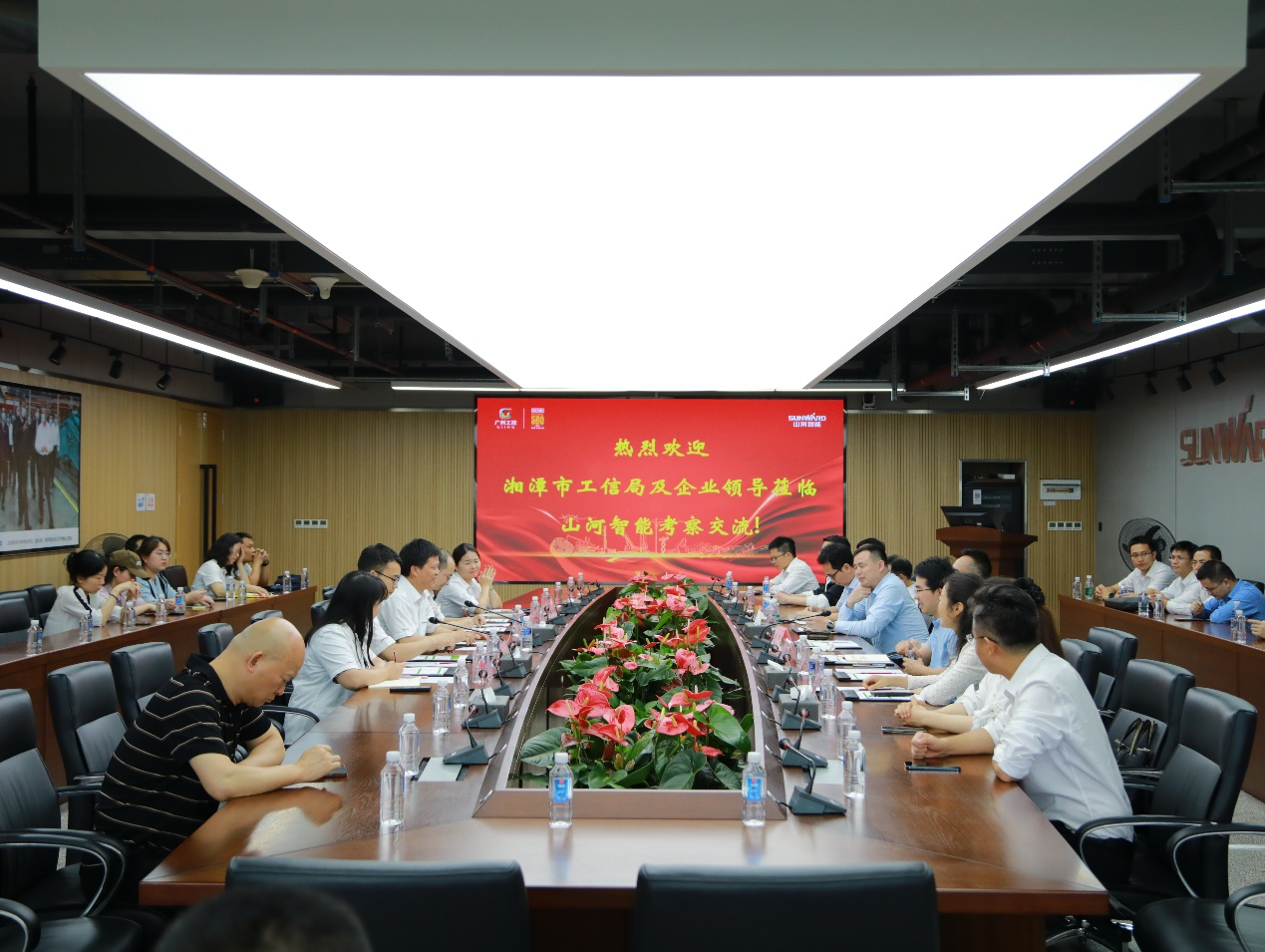 湘潭市工信局带队莅临江南网页版智能开展智能制造现场观摩交流活动